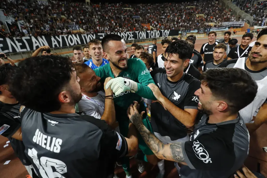 ΑΕΚ – ΟΦΗ: Απίστευτη fair-play κίνηση Ηλιόπουλου – Περίμενε δίπλα στην απονομή των Κρητικών για να χειροκροτήσει τους νικητές