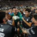 ΑΕΚ – ΟΦΗ: Απίστευτη fair-play κίνηση Ηλιόπουλου – Περίμενε δίπλα στην απονομή των Κρητικών για να χειροκροτήσει τους νικητές