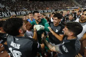 ΑΕΚ – ΟΦΗ: Απίστευτη fair-play κίνηση Ηλιόπουλου – Περίμενε δίπλα στην απονομή των Κρητικών για να χειροκροτήσει τους νικητές