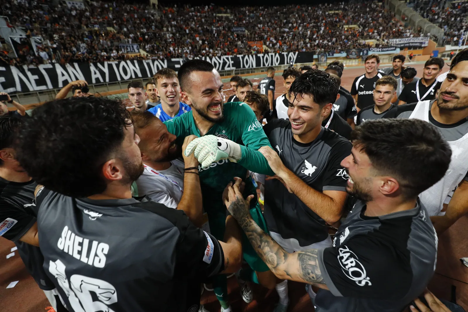 ΑΕΚ – ΟΦΗ: Απίστευτη fair-play κίνηση Ηλιόπουλου – Περίμενε δίπλα στην απονομή των Κρητικών για να χειροκροτήσει τους νικητές