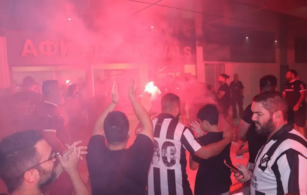 ΟΦΗ: Χαμός στο αεροδρόμιο του Ηρακλείου στην επιστροφή των Κρητικών από τη Βουλγαρία