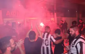 ΟΦΗ: Χαμός στο αεροδρόμιο του Ηρακλείου στην επιστροφή των Κρητικών από τη Βουλγαρία